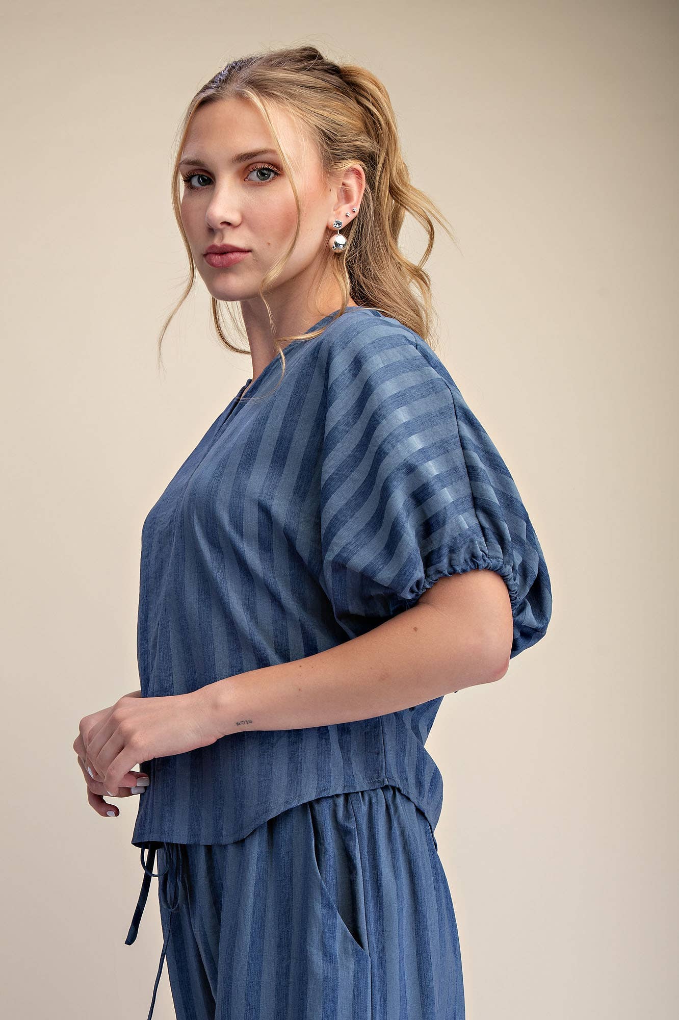 V-Neckline Adjustable Tie Puff Sleeves Top